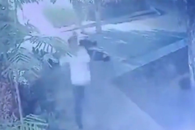 Vídeo escalofriante: un rayo fulmina a cinco estudiantes en plena universidad y todo queda grabado