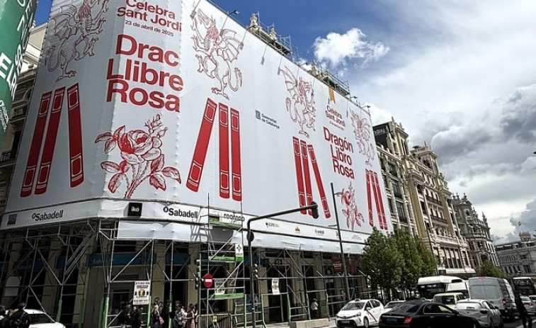 El Govern instala en la Gran Vía de Madrid una lona 
