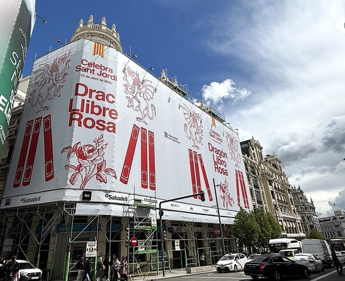 El Govern instala en la Gran Vía de Madrid una lona 
