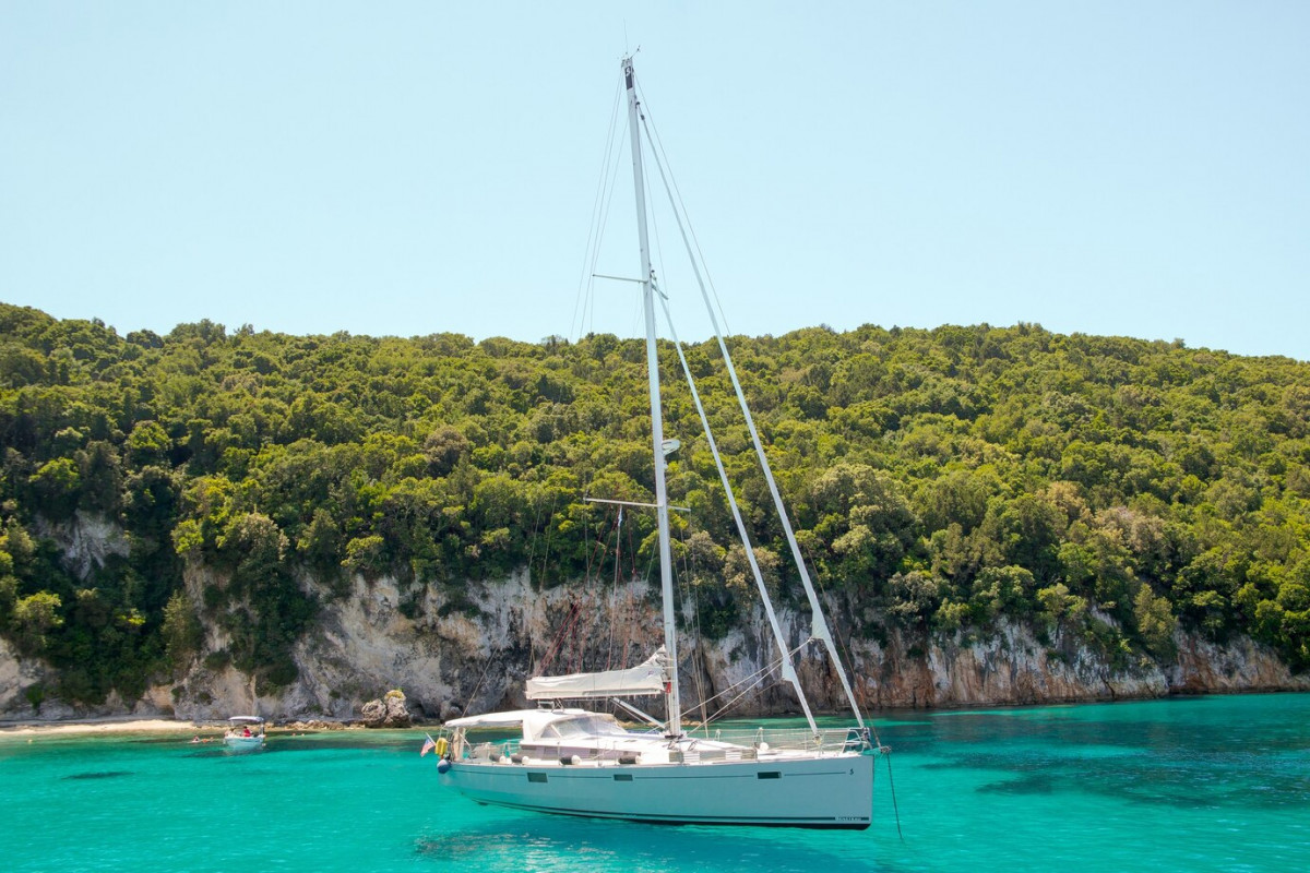 Yate blanco navegando laguna turquesa dia soleado 181624 39760