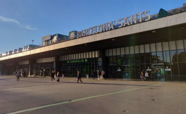 Agreden brutalmente a un hombre en la estación de Sants: varias contusiones y fractura de tibia y peroné
