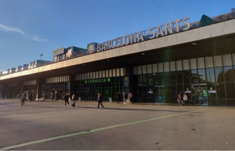 Agreden brutalmente a un hombre en la estación de Sants: varias contusiones y fractura de tibia y peroné