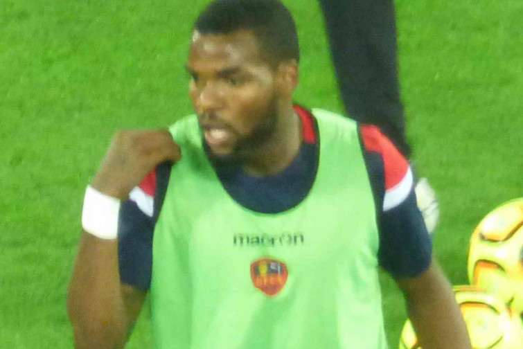 Tragedia en el fútbol: fallece un jugador internacional en activo tras caer de un undécimo piso