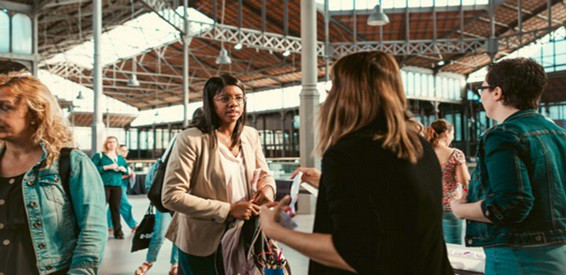 Barcelona lanza LABase: una nueva oportunidad laboral para inmigrantes sin papeles
