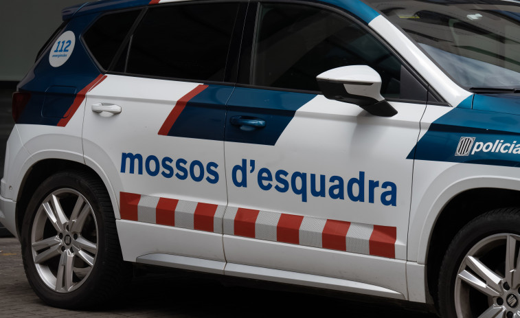 Un hombre con cuchillos amenaza con matar policías en una comisaría de Lleida