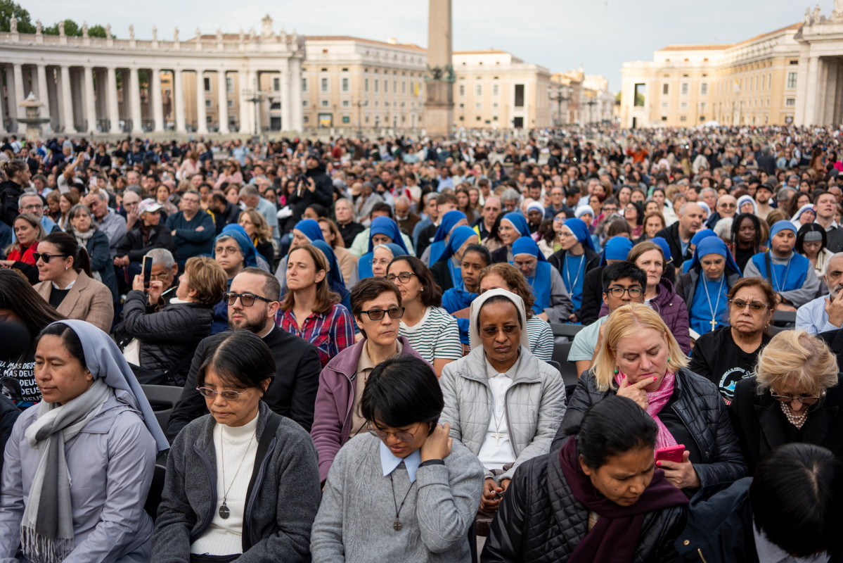 EuropaPress 6664841 mujer reza rosario muerte papa francisco 21 abril 2025 ciudad vaticano roma