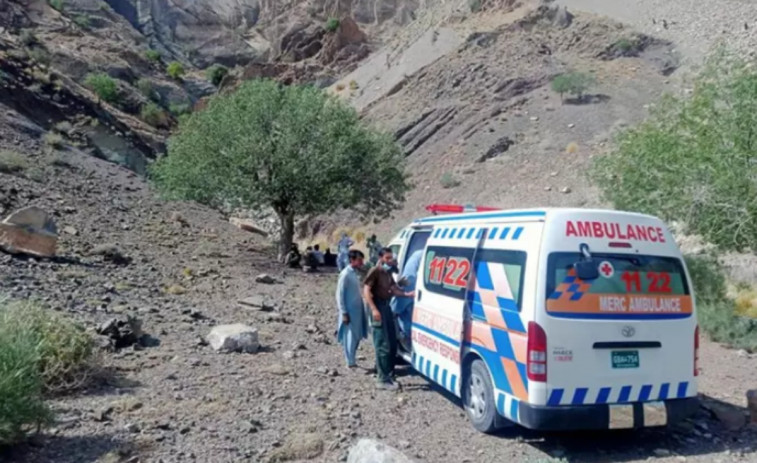 Tragedia en Pakistán: mueren 13 personas después que una furgoneta se precipite por un barranco