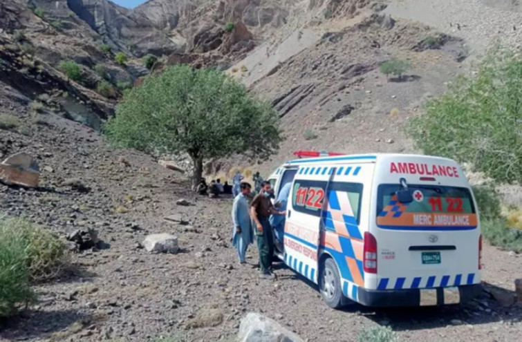 Tragedia en Pakistán: mueren 13 personas después que una furgoneta se precipite por un barranco