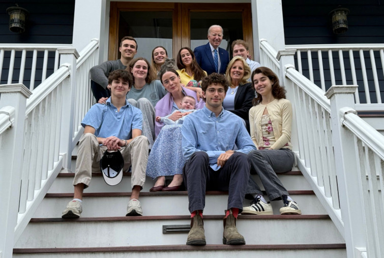 ¿Ha hecho Biden un Katte Middleton? Acusan al expresidente de incrustarse en una foto familiar con Photoshop