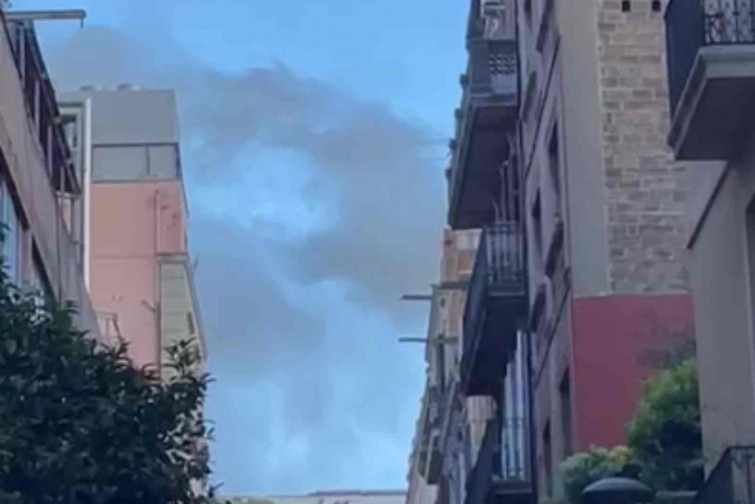 El incendio de un restaurante deja una gran columna de humo en el centro de Barcelona
