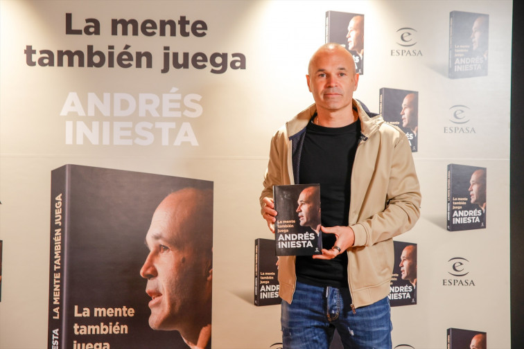 Andrés Iniesta se desnuda en el libro 'La mente también juega'