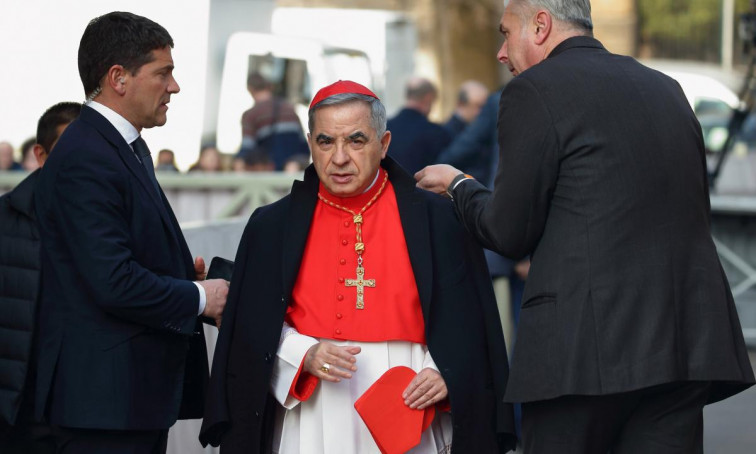 ¿Peligra el cónclave?: el cardenal Becciu desafía al Vaticano y reclama su derecho de voto