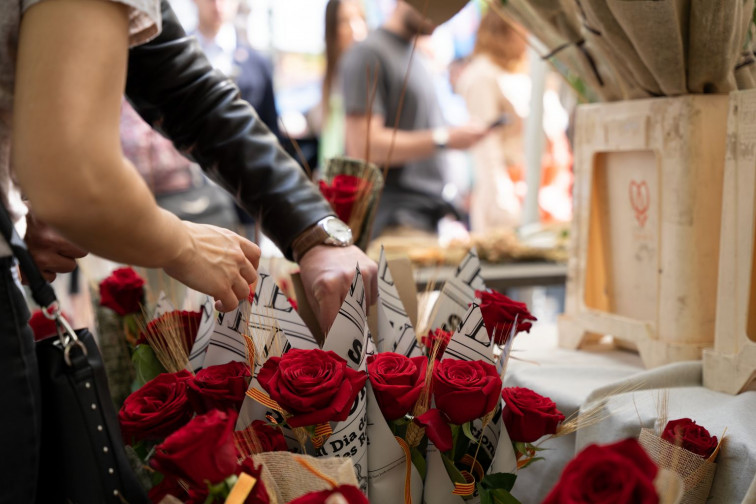 Barcelona se transforma por Sant Jordi: cortes de tráfico y prioridad total para peatones y metro