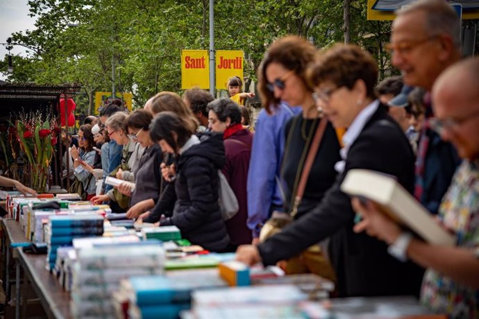 Barcelona celebra un Sant Jordi histórico con más de 500 paradas y 200 firmas de autor