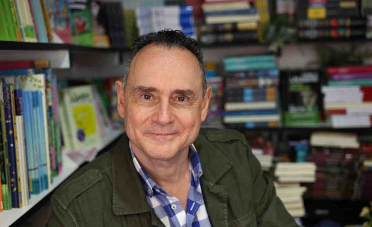 Agreden al coronel Pedro Baños durante la firma de libros de Sant Jordi en Barcelona