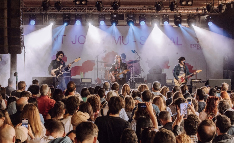 Miles de personas celebran Sant Jordi en la Antiga Fàbrica de Estrella Damm