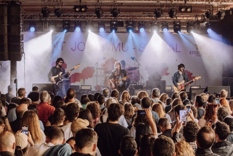 Miles de personas celebran Sant Jordi en la Antiga Fàbrica de Estrella Damm