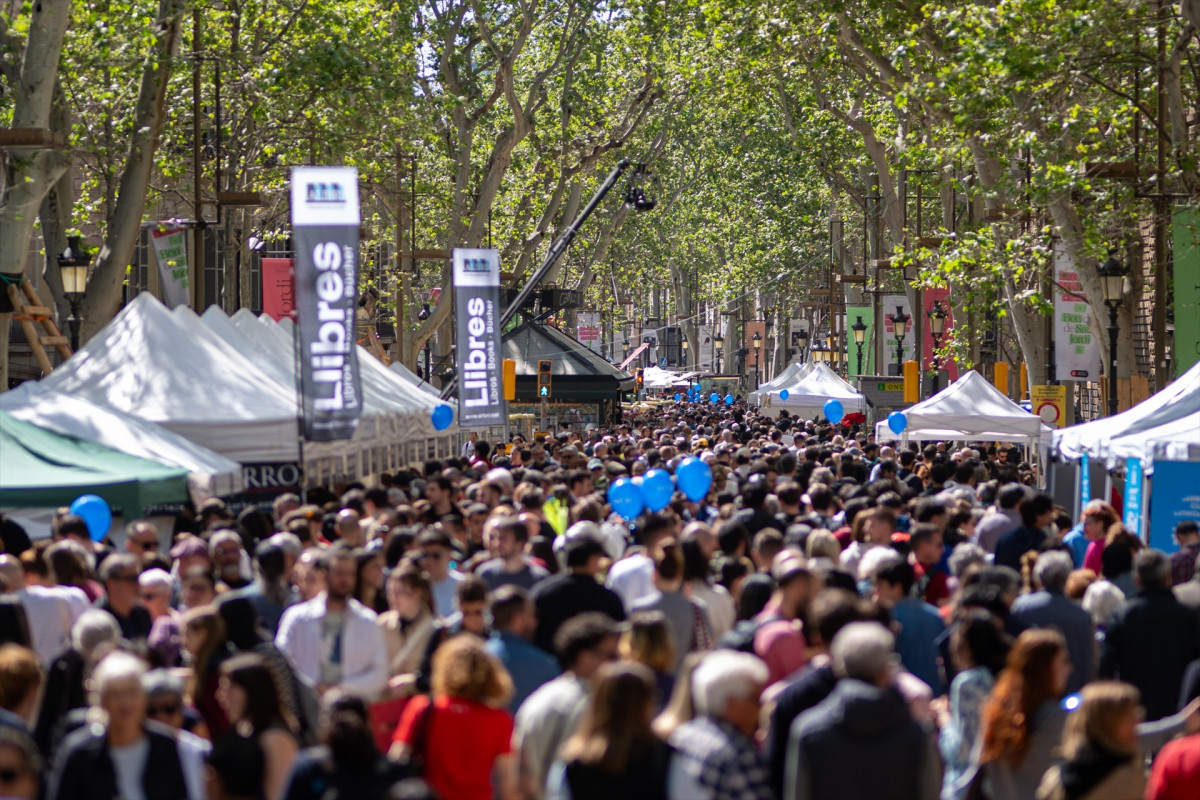 EuropaPress 6668809 aglutinaciones personas puestos libros diada sant jordi 2025 23 abril 2025