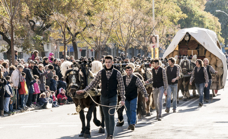 Barcelona revive sus raíces con la gran cabalgata de los Tres Tombs: más de 200 años de historia sobre ruedas