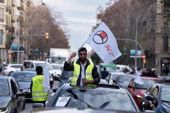 El sector VTC se moviliza en Barcelona contra la nueva ley catalana de transporte: “Nos jugamos el pan de 4.000 familias”