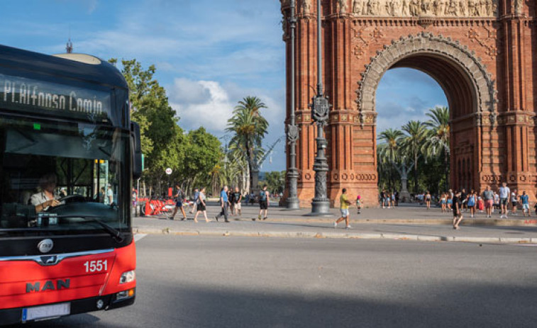 La protesta de los VTC interrumpe el servicio de varias líneas de autobús en Barcelona
