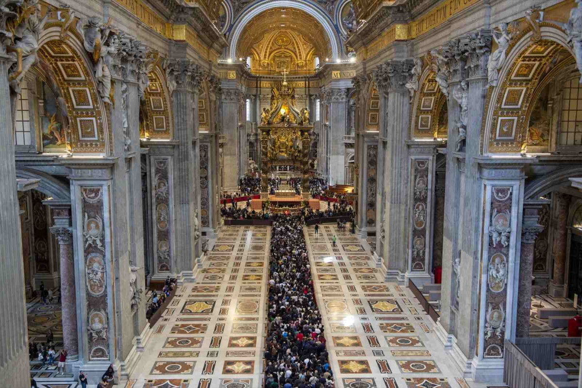 25 de abril de 2025, Vaticano, Ciudad del Vaticano La gente hace fila para rendir homenaje al Papa Francisco, que yace en la Basílica de San Pedro. Foto Giuliani AlessiaCppIPA vía ZUMA Pressdpa. F