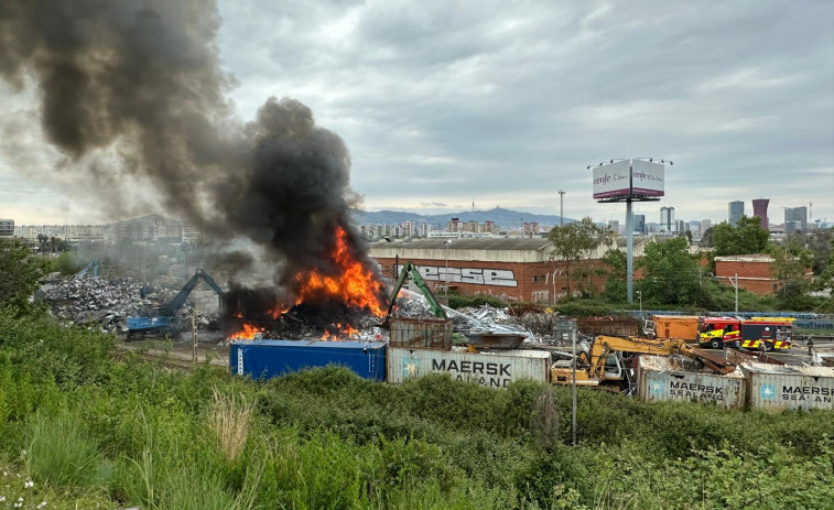 Declarado un espectacular incendio en Ferimet, Zona Franca de l'Hospitalet