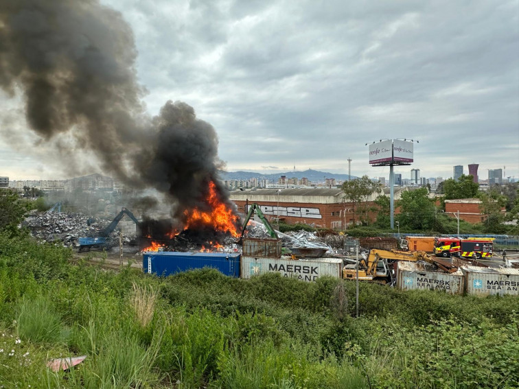 Declarado un espectacular incendio en Ferimet, Zona Franca de l'Hospitalet