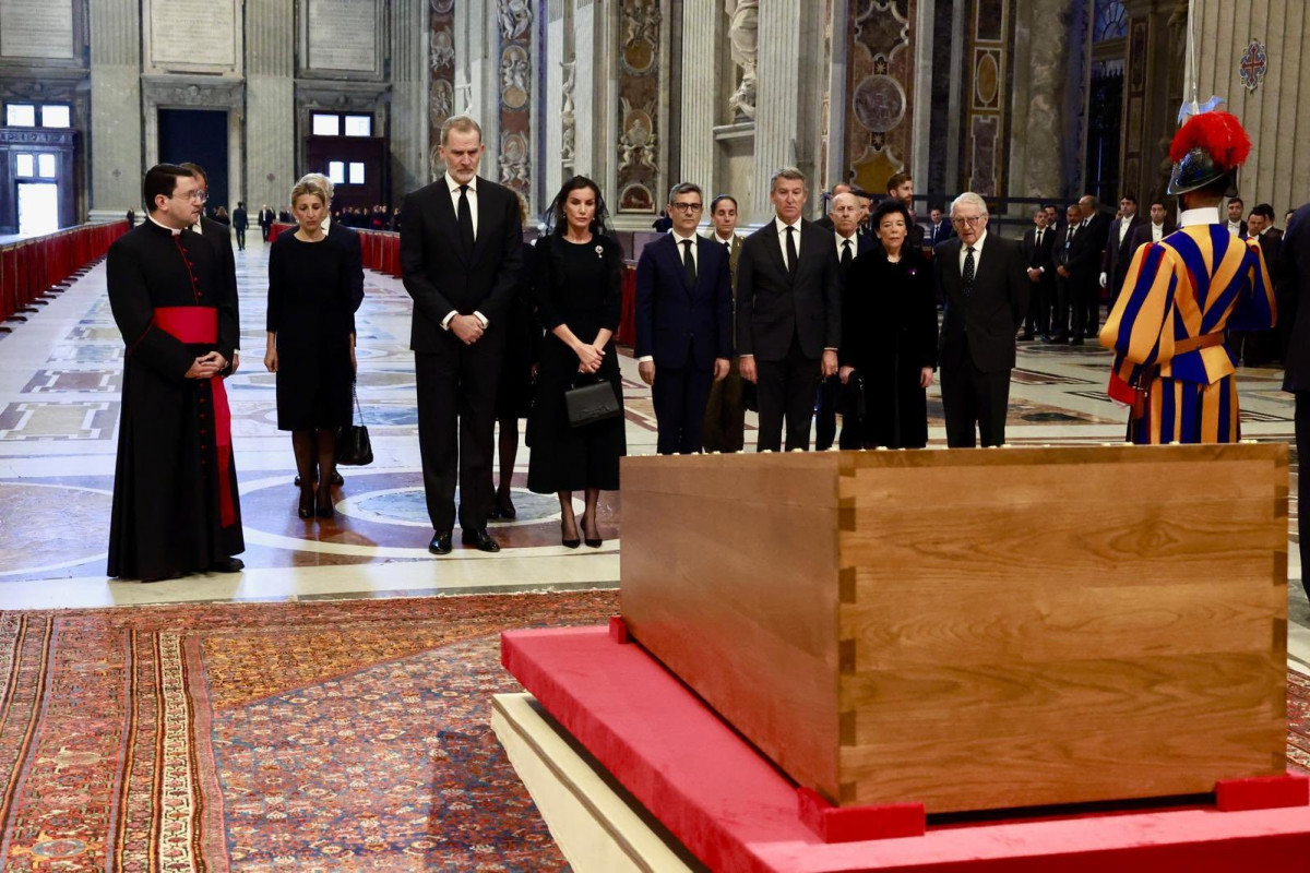 Feijóo se despide en el Vaticano del Papa Francisco en representación de España: 