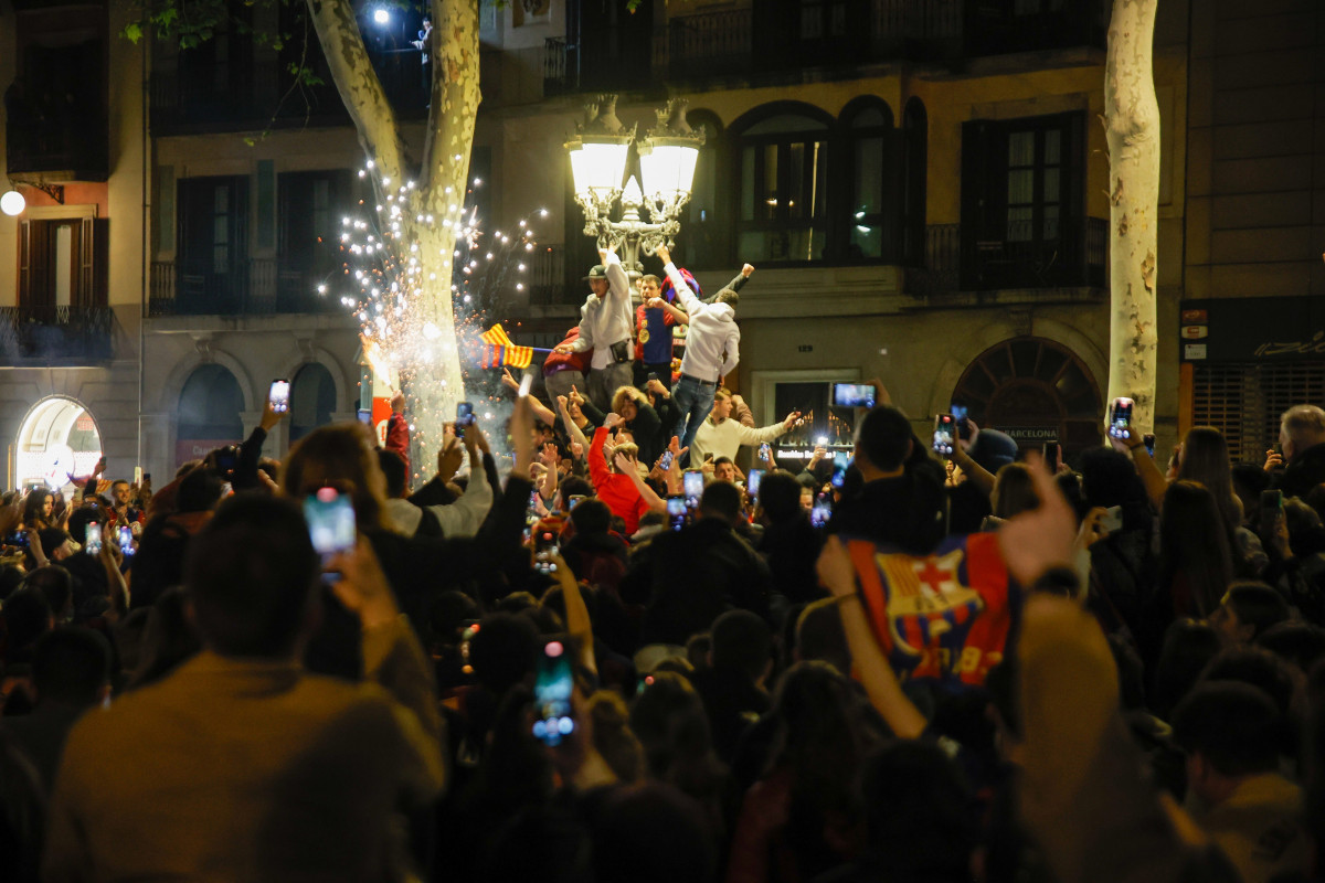 Seguidores del F.C.Barcelona celebran la consecución del título de Copa del Rey en la fuente de Canaletes