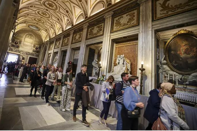 Atracción masiva a la tumba del Papa Francisco en el primer día de apertura