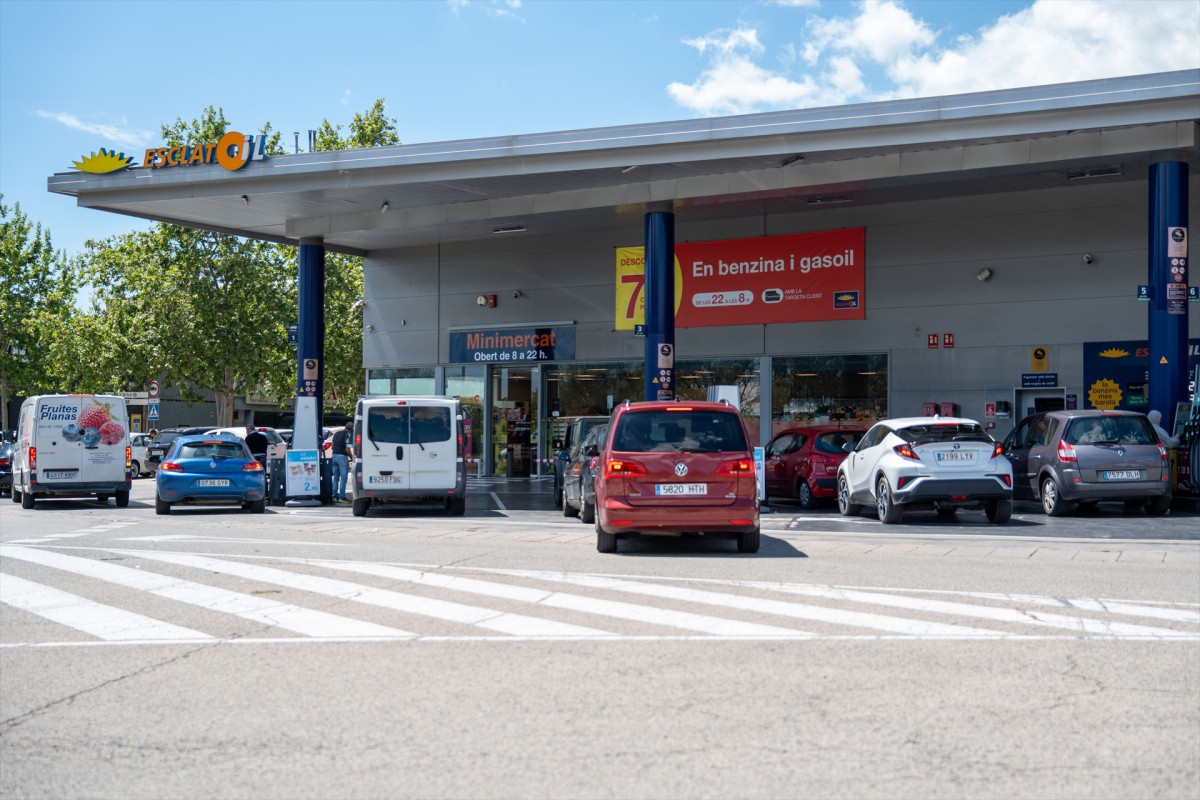 EuropaPress 6683202 28 april 2025 spain barcelona vehicles parked outisde petrol station as