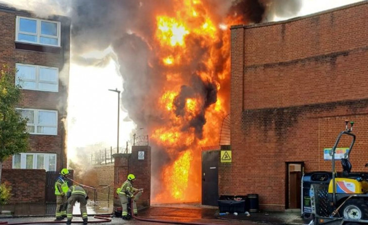 Se desata un gran incendio en una subestación eléctrica del oeste de Londres