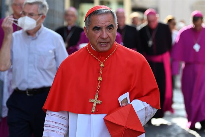 El cardenal Becciu acata al Papa Francisco y se aparta del Cónclave pese a defender su inocencia