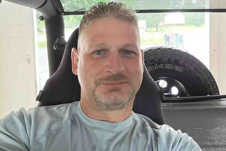Asesinan a un padre con un bate de béisbol tras defender a su hija de un agresor