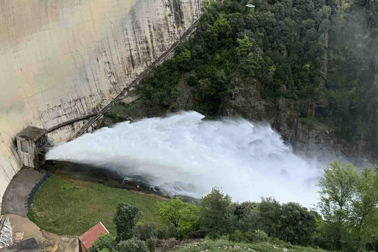 VÍDEO | Así libera agua el pantano de La Baells tras alcanzar casi el 99% de su capacidad