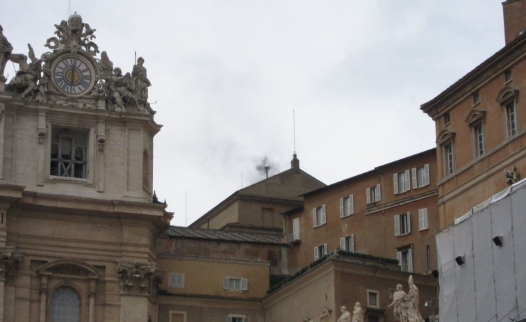 El Vaticano instala la chimenea que anunciará el nuevo Papa desde la Capilla Sixtina