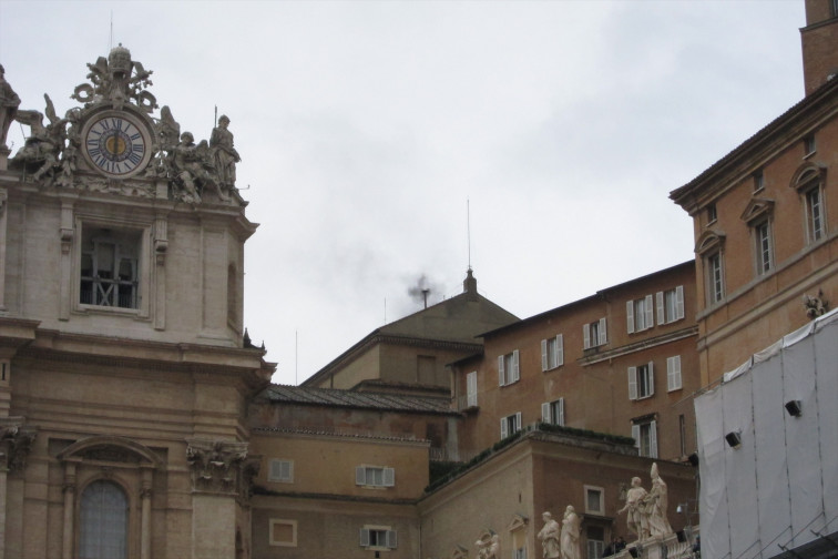 El Vaticano instala la chimenea que anunciará el nuevo Papa desde la Capilla Sixtina