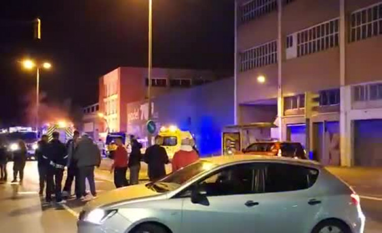 Drama en Bellvitge: Un autobús y cinco vehículos arrasados por las llamas en plena noche