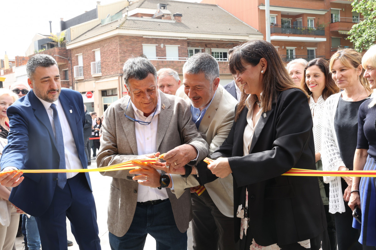 El conseller de Empresa y Trabajo, Miquel Sàmper; la alcaldesa de Gavà, Gemma Badia, y el presidente de la Cooperativa Agropecuària de Gavà, Josep Pañella, en la 70 Fira d'Espàrrecs de Gavà (Ba