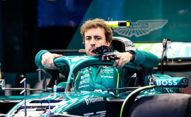 Fernando Alonso, atrapado en el fondo de la parrilla con un Aston Martin sin rumbo