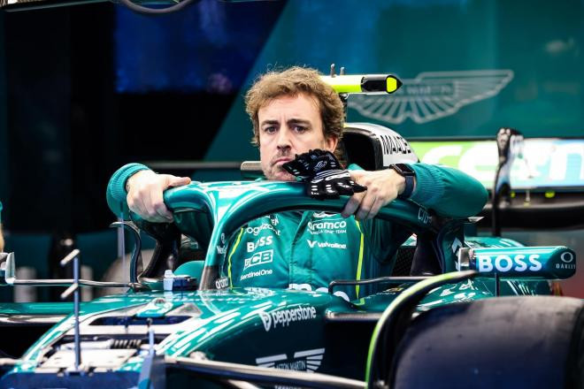 Fernando Alonso, atrapado en el fondo de la parrilla con un Aston Martin sin rumbo