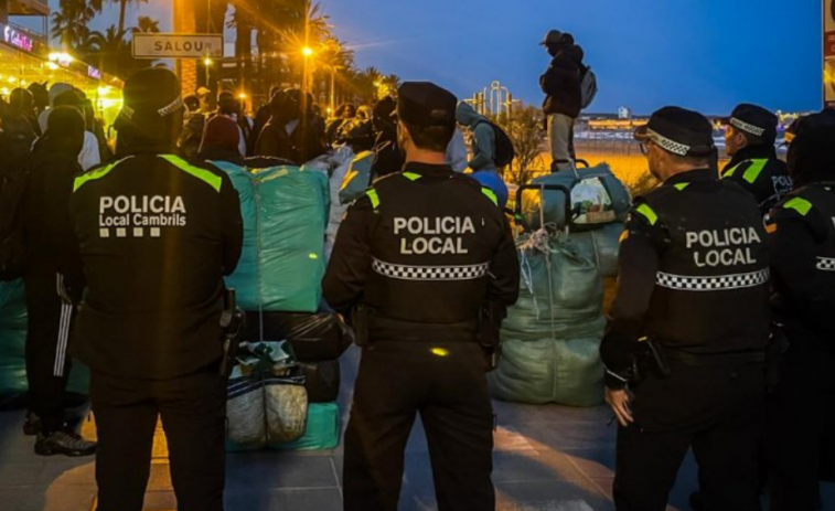 Cambrils se blinda contra el 'top manta': nueva estrategia para evitar su expansión desde Salou