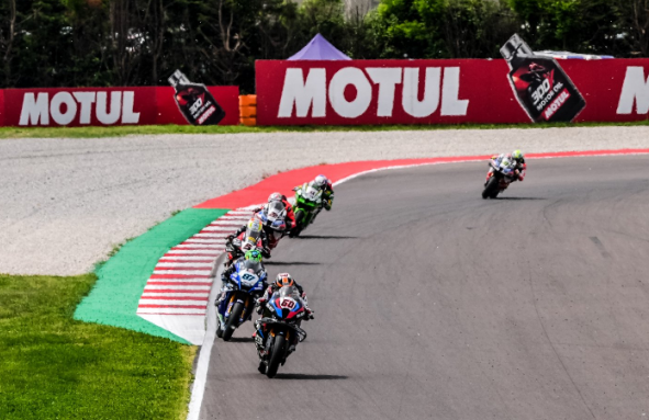 Luto en el motociclismo: fallecen dos jóvenes pilotos en un accidente múltiple durante el British Superbikes