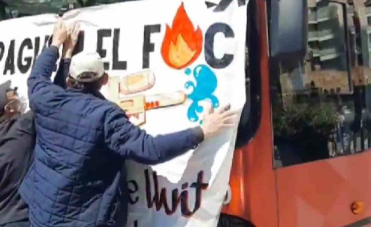 Manifestantes asaltan un bus turístico con pistolas de agua en Barcelona