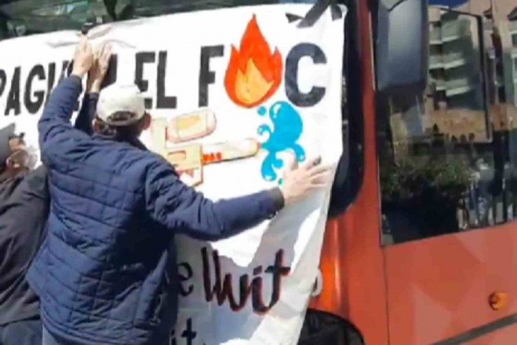 Manifestantes asaltan un bus turístico con pistolas de agua en Barcelona