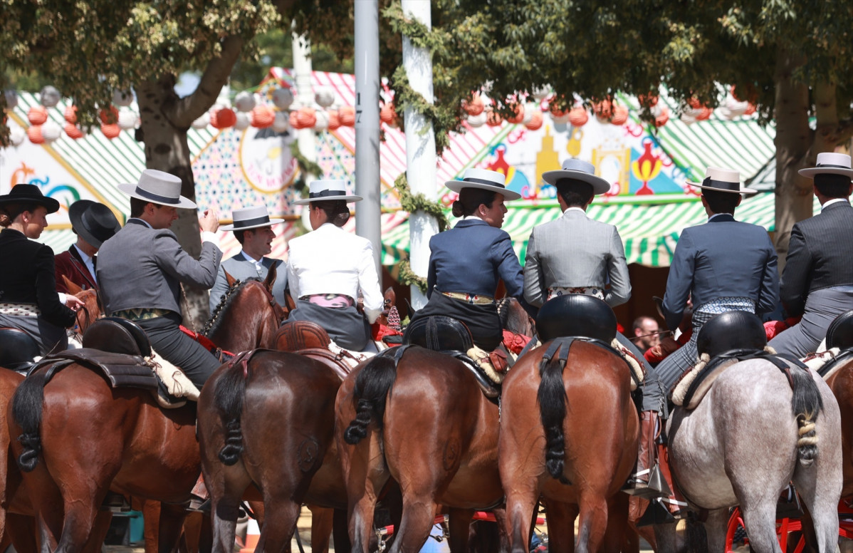 EuropaPress 5893216 caballistas real feria 16 abril 2024 sevilla andalucia espana hoy caluroso