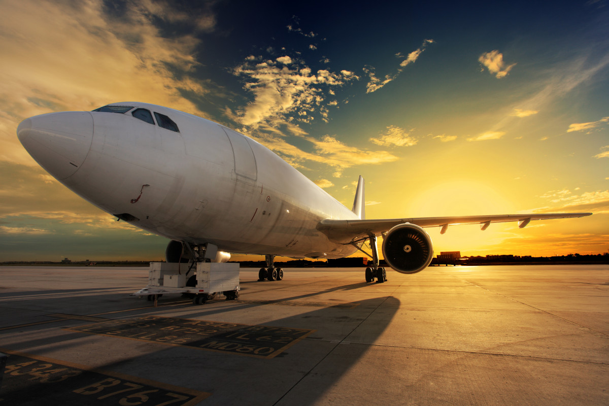 Avion al atardecer