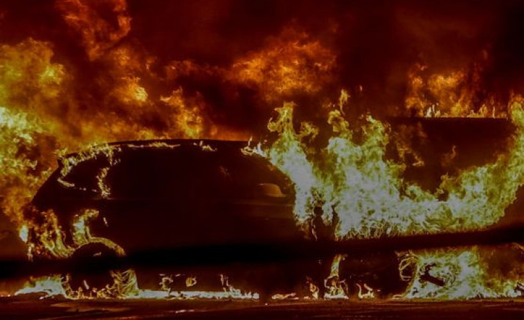 Alarma en los Bombers de Barcelona por la impredecible peligrosidad de las baterías de litio en incendios