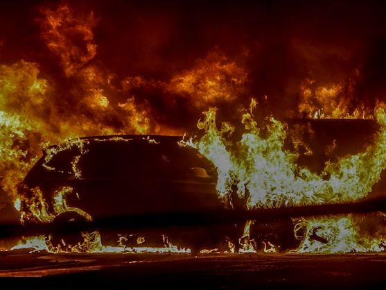 Alarma en los Bombers de Barcelona por la impredecible peligrosidad de las baterías de litio en incendios